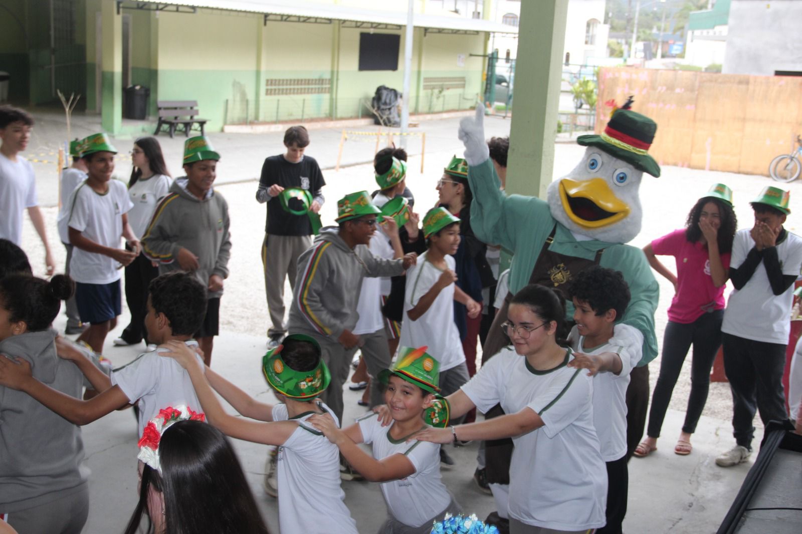 Fenarreco continua levando alegria e tradição às escolas de Brusque